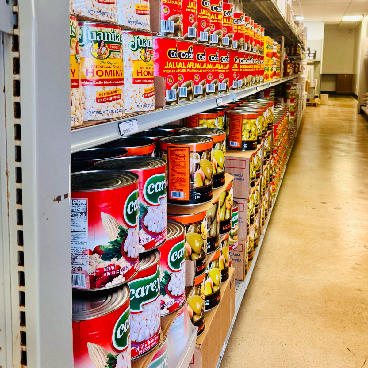 Wholesale Restaurant Supplier: estantería con productos enlatados al mayoreo para restaurantes