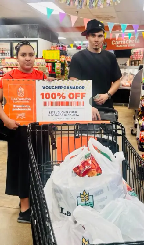 Pareja en Tulsa recibe compra gratis en La Cosecha Supermercado tras ganar beneficio del 100 por ciento